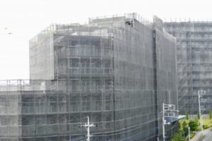 マンションの修繕工事のために足場を掛けている様子